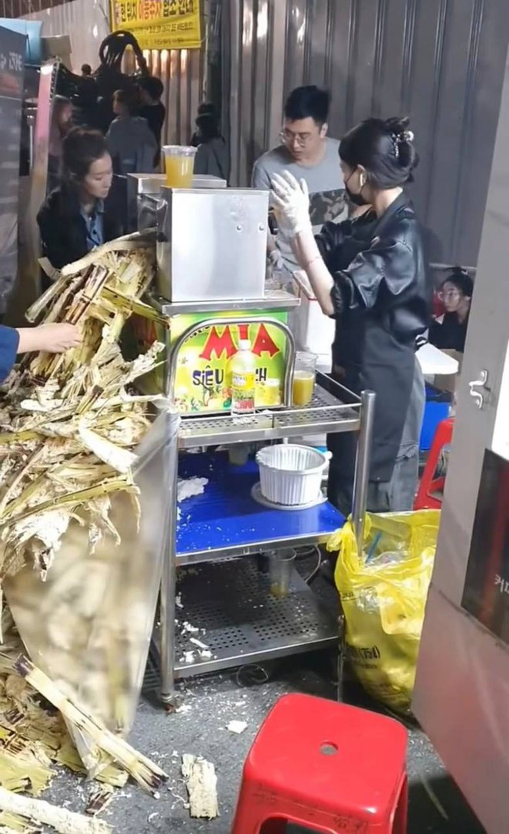 Ngỡ ngàng xe nước mía Việt giữa lòng Hàn Quốc: Hai ngày ép hết 900kg mía, khách xếp hàng chờ mua đông như trẩy hội