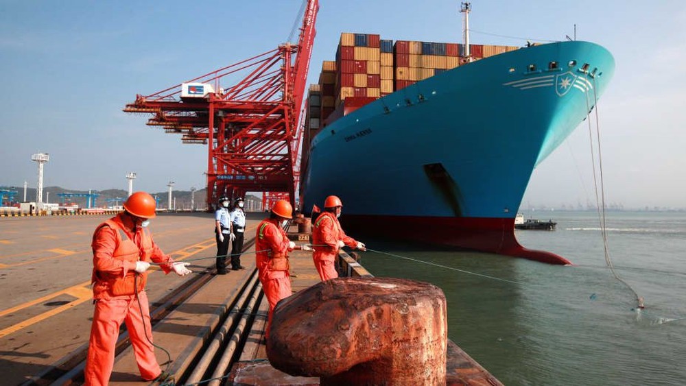 Sức mạnh tuyệt đối của Trung Quốc trong ngành cảng biển: Đổ 40 tỷ USD để trở thành ông trùm ‘dỡ hàng’, doanh nghiệp phương Tây có muốn dịch chuyển sản xuất cũng khó - Ảnh 1. Sức mạnh tuyệt đối của Trung Quốc trong ngành cảng biển: Đổ 40 tỷ USD để trở thành ông trùm ‘dỡ hàng’, doanh nghiệp phương Tây có muốn dịch chuyển sản xuất cũng khó - Ảnh 1.