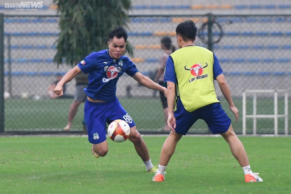 HLV Philippe Troussier chăm chú theo dõi, bình luận buổi tập của HAGL - Ảnh 8.