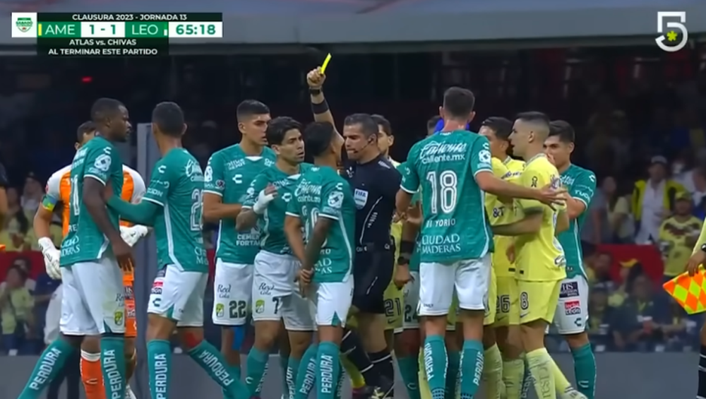 HLV đòi tẩn đồng nghiệp, trọng tài tung đòn hiểm vào cầu thủ - Ảnh 2.