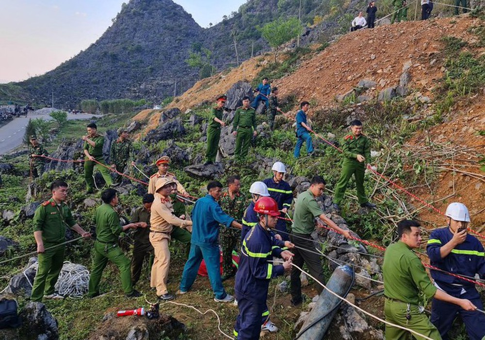 Người đàn ông bị ôtô lùi tông rơi xuống hố sâu 56 m - Ảnh 1.