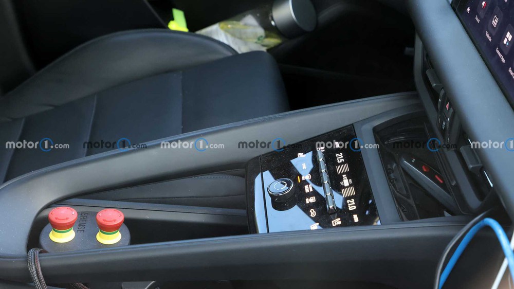 Porsche Macan 2024 lộ nội thất hiện đại chưa từng có, nhiều chi tiết như bê nguyên từ Cayenne và Taycan