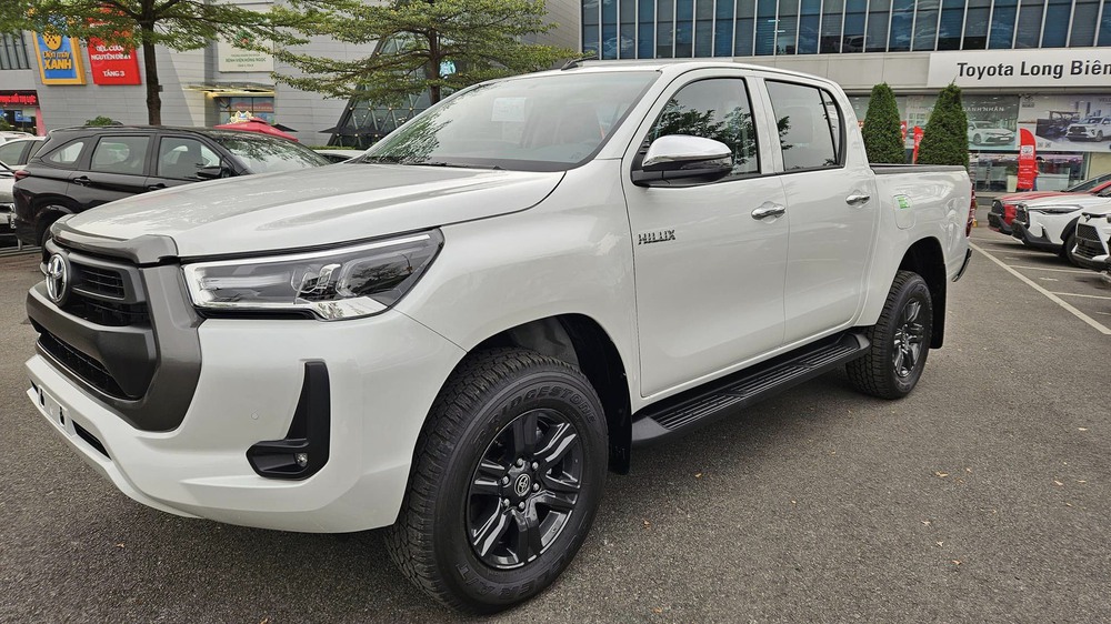 Toyota Hilux trở lại Việt Nam - Khó càng thêm khó - Ảnh 1.