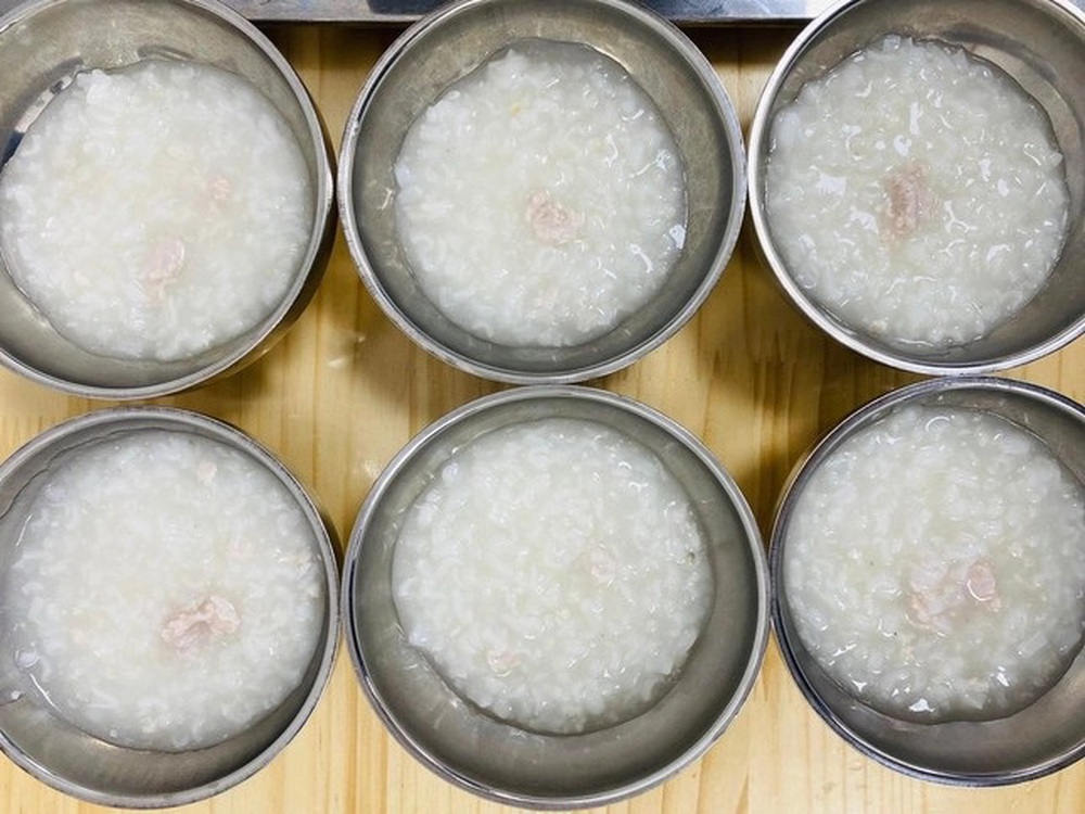 Vụ trường mầm non bị tố bớt suất ăn, phụ huynh bày tỏ: “Con được lấy thêm đồ ăn, nhưng uống 2, 3 cốc nước cam trong veo như thế cũng chẳng có mấy dinh dưỡng”
