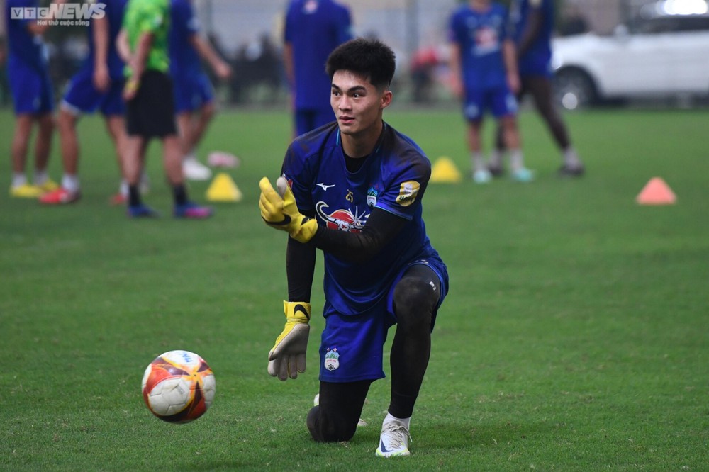 HLV Philippe Troussier chăm chú theo dõi, bình luận buổi tập của HAGL - Ảnh 7.