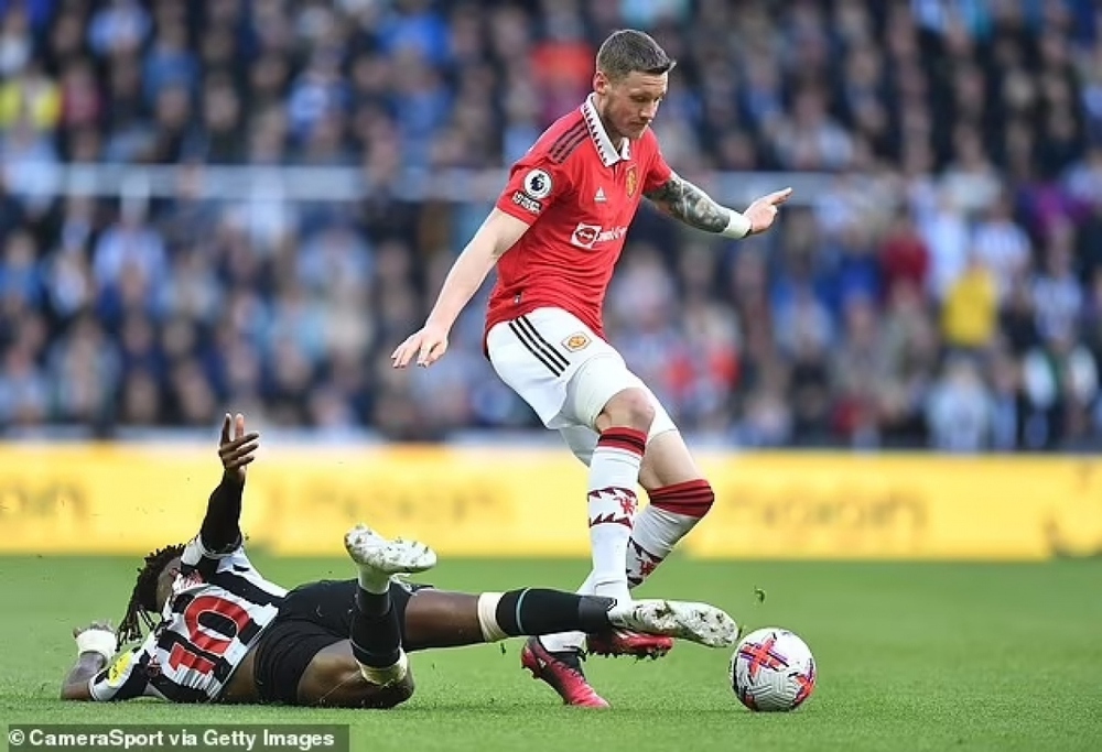Cựu huyền thoại MU khen “chân gỗ” Weghorst, chê khéo CR7 - Ảnh 1. Cựu huyền thoại MU khen “chân gỗ” Weghorst, chê khéo CR7 - Ảnh 1.
