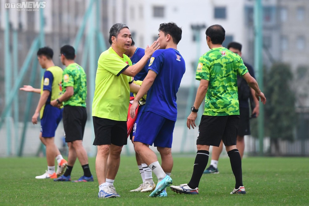 HLV Philippe Troussier chăm chú theo dõi, bình luận buổi tập của HAGL - Ảnh 6.