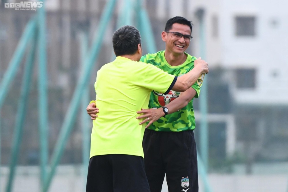 HLV Philippe Troussier chăm chú theo dõi, bình luận buổi tập của HAGL - Ảnh 5.