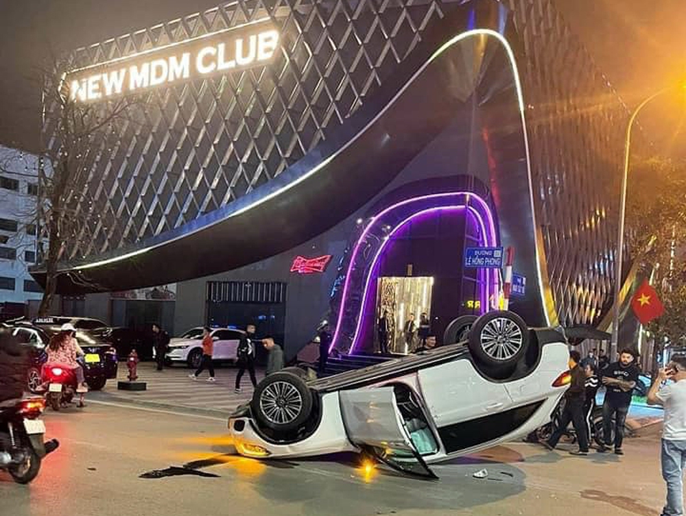 Đằng sau những bức ảnh TNGT: GLC lật ngửa giữa đường với tốc độ cao - Ảnh 1.