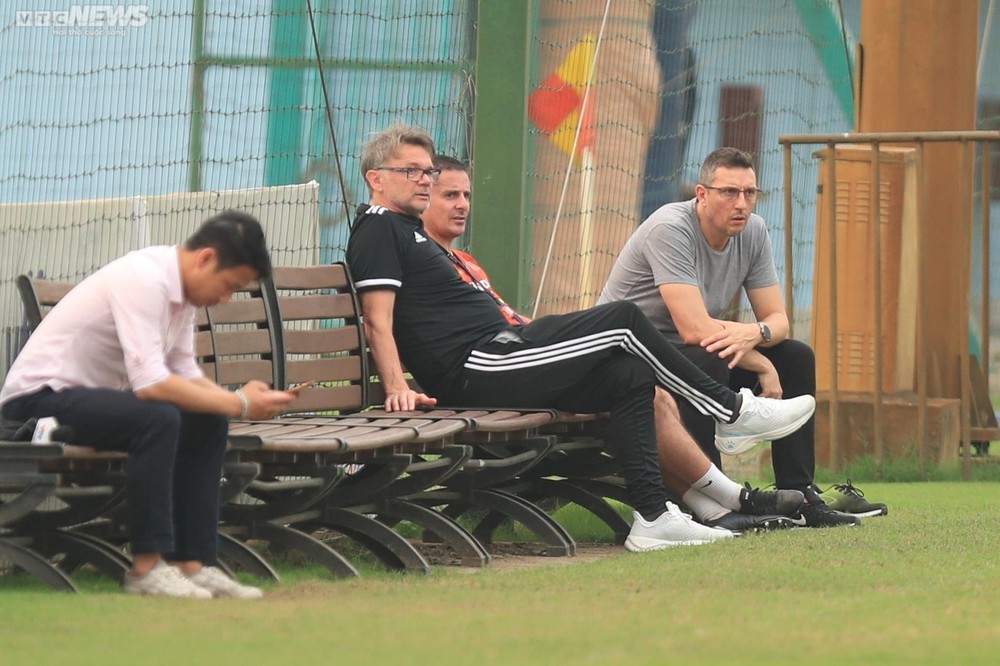 HLV Philippe Troussier chăm chú theo dõi, bình luận buổi tập của HAGL - Ảnh 3.