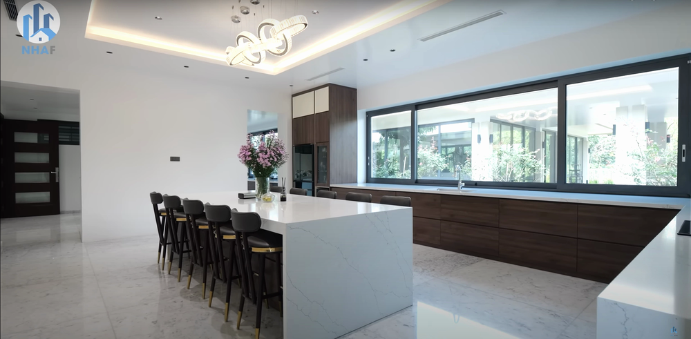 Khám phá biệt phủ rộng 10.000m2 độc nhất vô nhị của nữ đại gia Hải Phòng: Không gia đậm chất Bắc Âu, sửng sốt nhất là bộ đèn chùm pha lê trị giá 500 tỷ đồng - Ảnh 15. Khám phá biệt phủ rộng 10.000m2 độc nhất vô nhị của nữ đại gia Hải Phòng: Không gia đậm chất Bắc Âu, sửng sốt nhất là bộ đèn chùm pha lê trị giá 500 tỷ đồng - Ảnh 15.