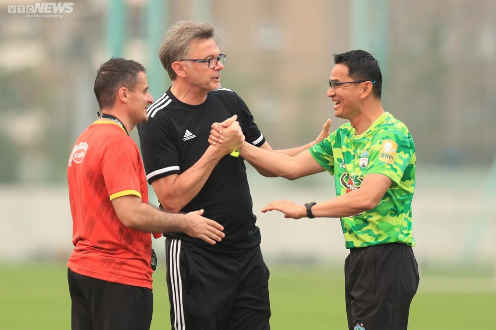HLV Philippe Troussier chăm chú theo dõi, bình luận buổi tập của HAGL - Ảnh 2.