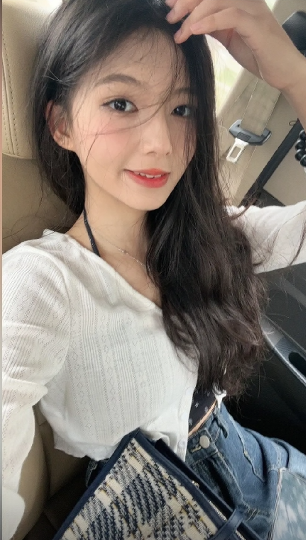 Đi xem concert thần tượng, cô gái 18 tuổi bỗng nổi rần rần khắp MXH vì quá xinh đẹp, nhìn qua mặt mộc mới thực sự choáng