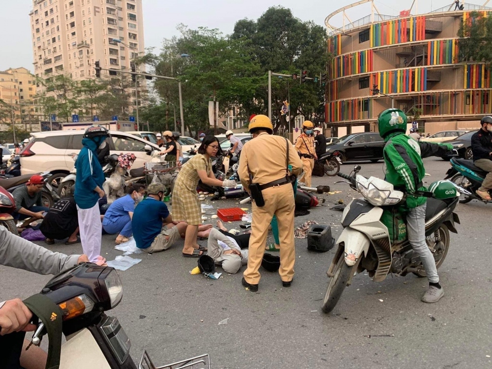Vụ tai nạn liên hoàn ở Hà Nội: Bệnh viện E cấp cứu 2 nạn nhân nguy kịch - Ảnh 13.