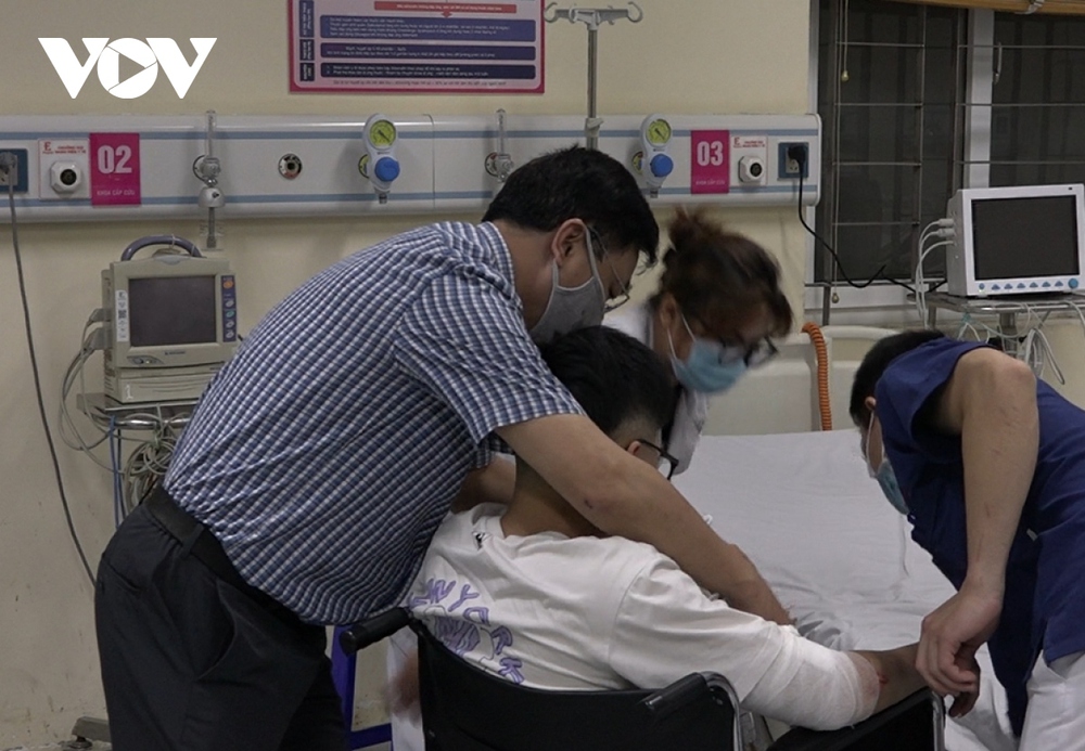 Vụ tai nạn liên hoàn ở Hà Nội: Bệnh viện E cấp cứu 2 nạn nhân nguy kịch - Ảnh 4.
