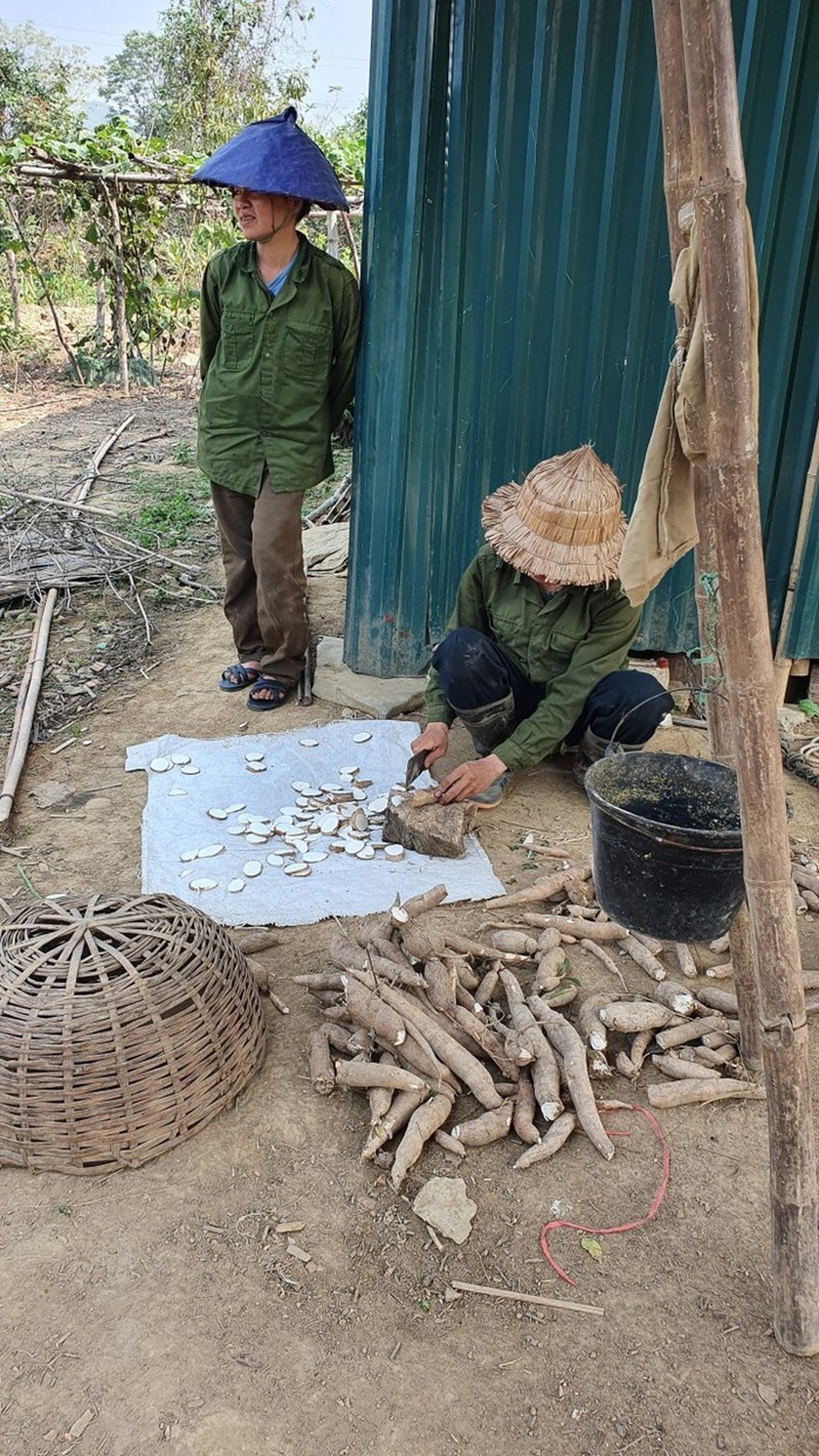 Gia đình sống gần như tuyệt giao với xã hội ở Thanh Hóa: Bố mẹ mất, 2 con vẫn khép cửa với xung quanh - Ảnh 2.