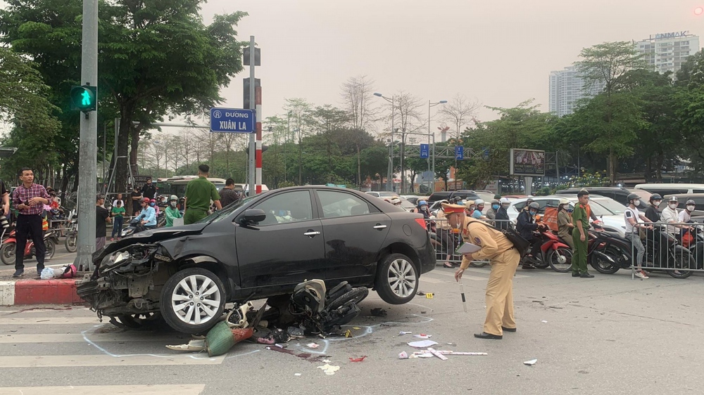 Vụ tai nạn liên hoàn ở Hà Nội: Bệnh viện E cấp cứu 2 nạn nhân nguy kịch - Ảnh 12.