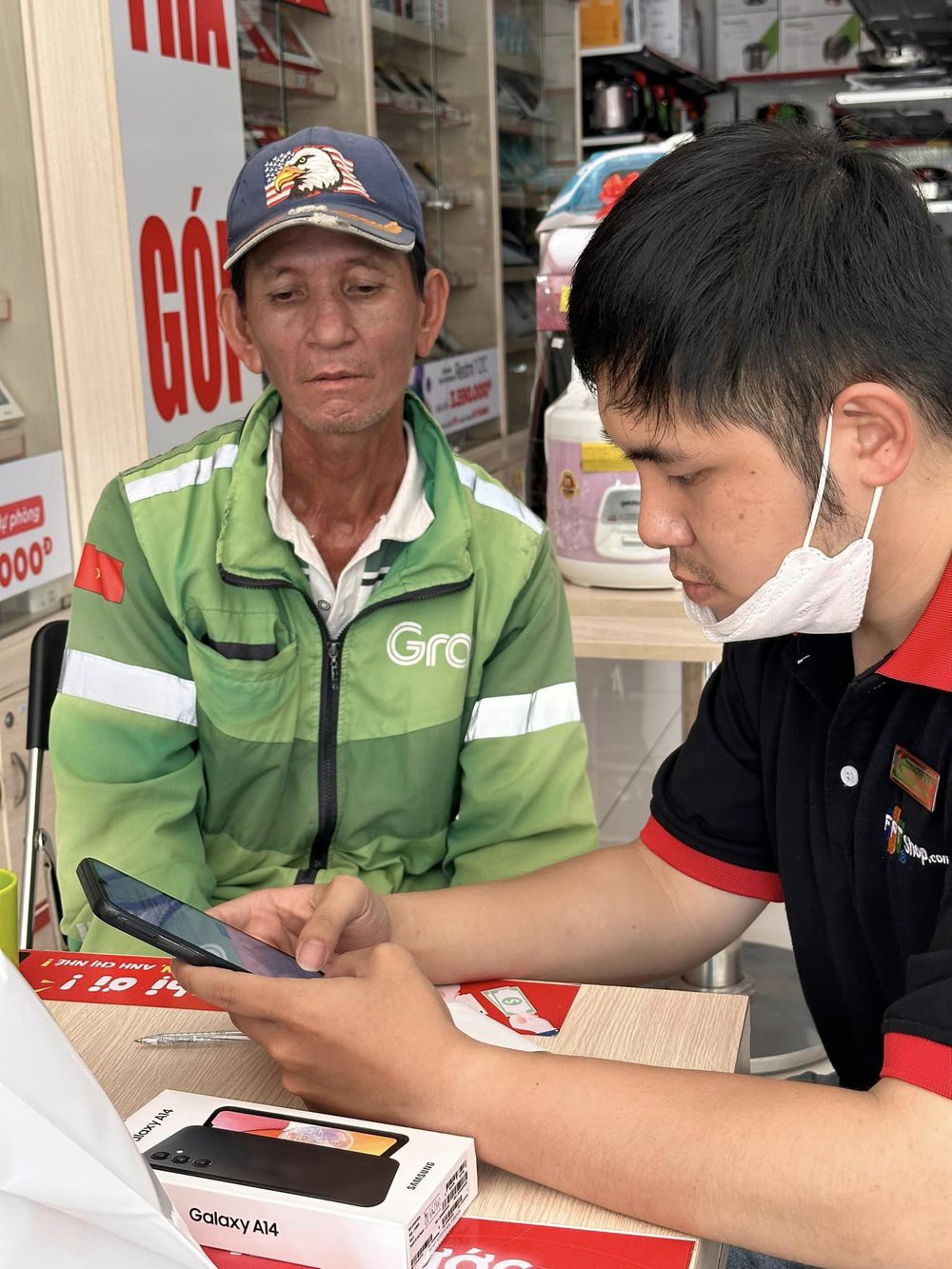  Xúc động cộng đồng mạng chung tay giúp chú xe ôm bị lừa mất điện thoại - Ảnh 3.