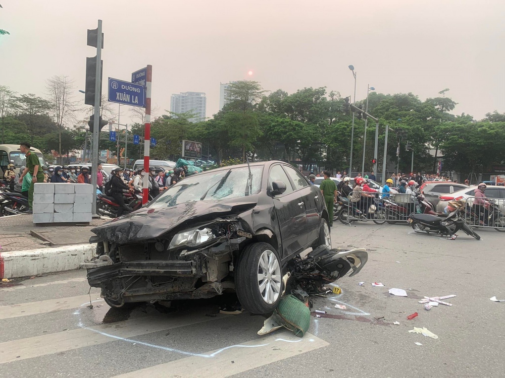 Vụ tai nạn liên hoàn ở Hà Nội: Bệnh viện E cấp cứu 2 nạn nhân nguy kịch - Ảnh 11.