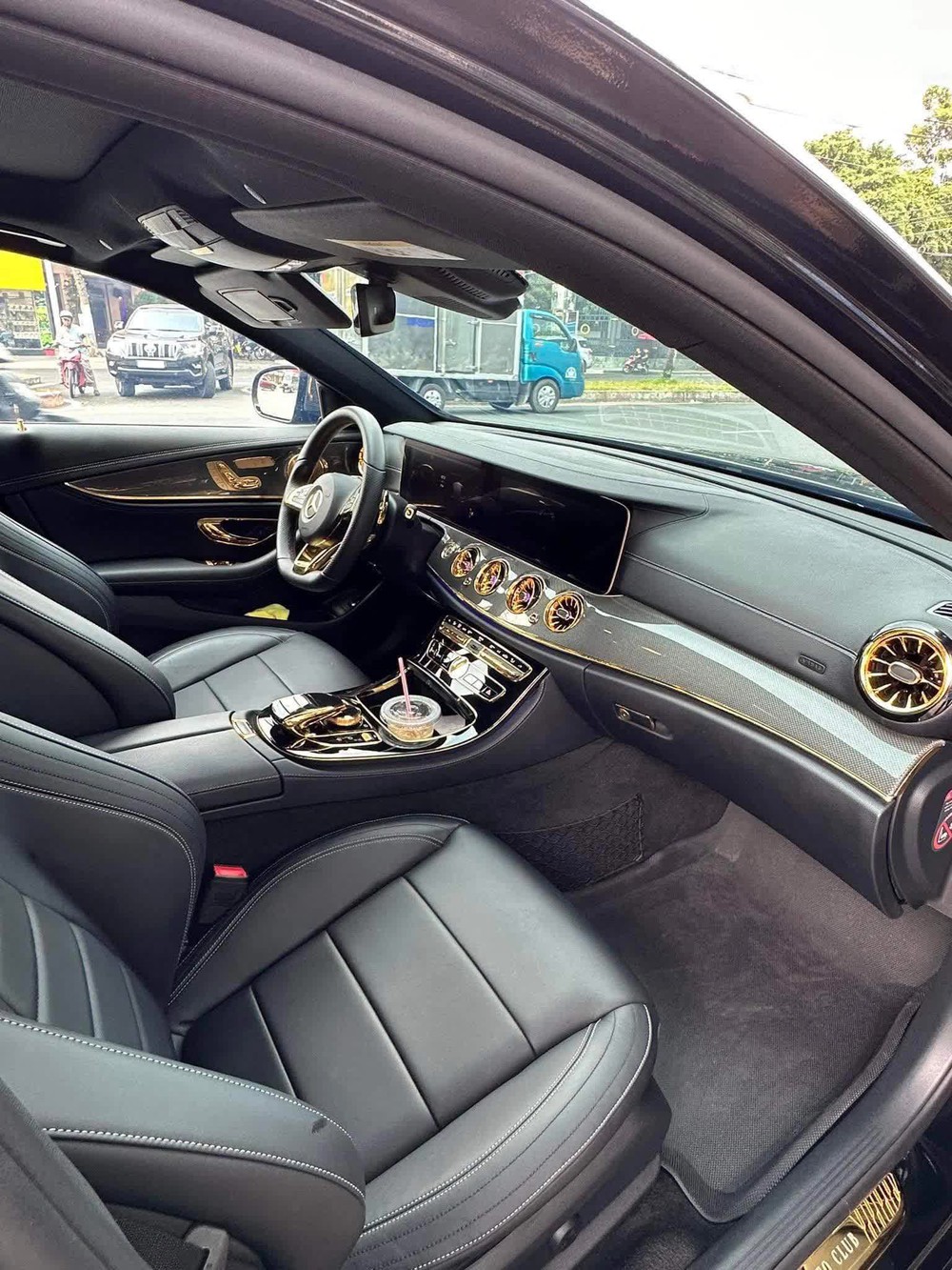 Mercedes E 300 mạ vàng, dát kim cương hết 400 triệu, người bán rao lại đắt hơn giá thị trường cả tỷ đồng - Ảnh 6.