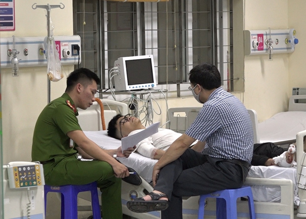 Vụ tai nạn liên hoàn ở Hà Nội: Bệnh viện E cấp cứu 2 nạn nhân nguy kịch - Ảnh 7.