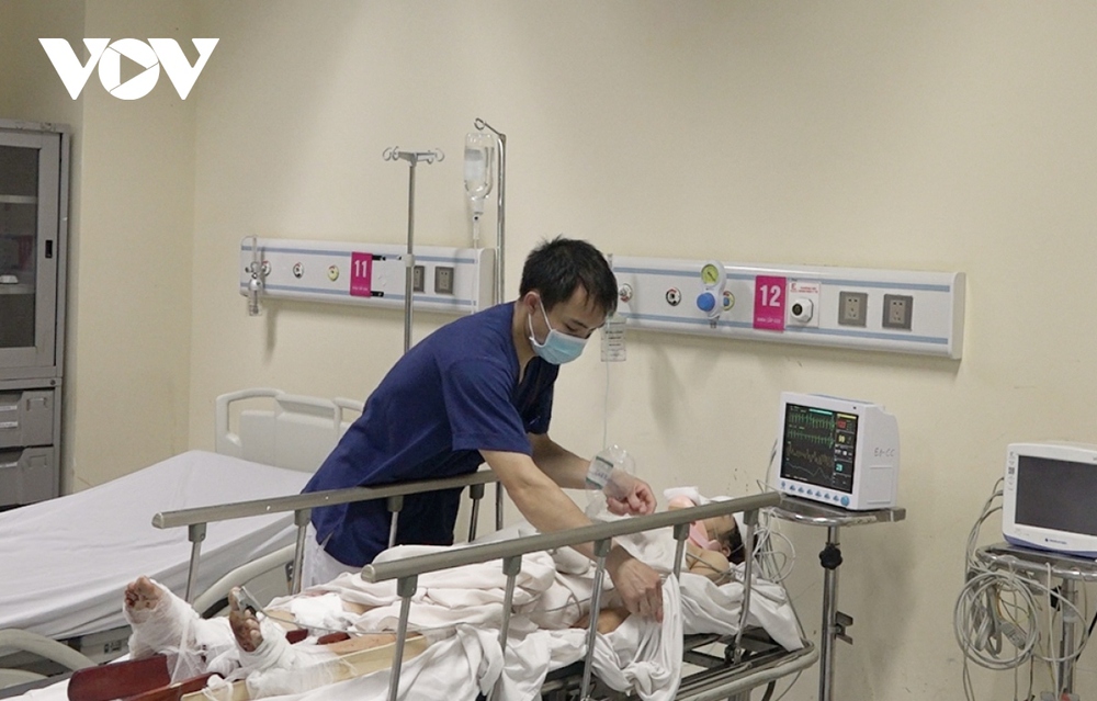 Vụ tai nạn liên hoàn ở Hà Nội: Bệnh viện E cấp cứu 2 nạn nhân nguy kịch - Ảnh 5.