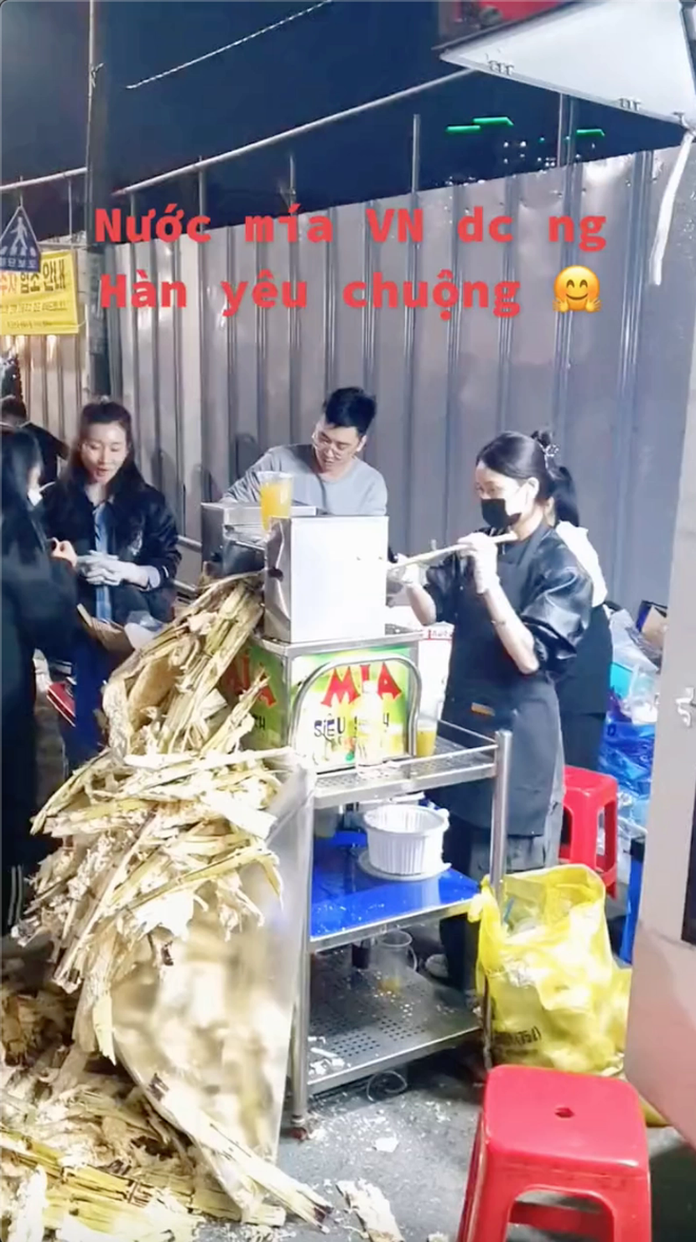 Phản ứng của người Hàn lần đầu uống nước mía Việt Nam: Bảo sao lại gây sốt ở xứ sở kim chi như vậy!
