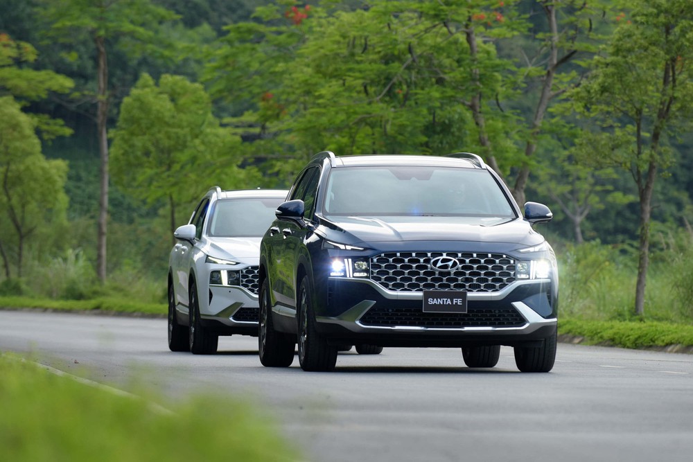 Hyundai SantaFe giảm giá mạnh tại đại lý, có nơi tới 185 triệu đồng - Ảnh 1.