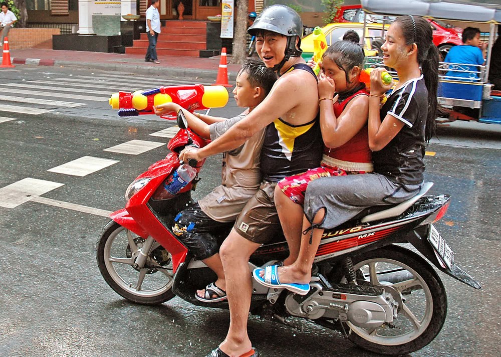 Ngày kỳ lạ ở nước láng giềng Việt Nam: Đường phố đông nghịt người cầm súng nước, càng bị bắn nhiều càng gặp may - Ảnh 7.