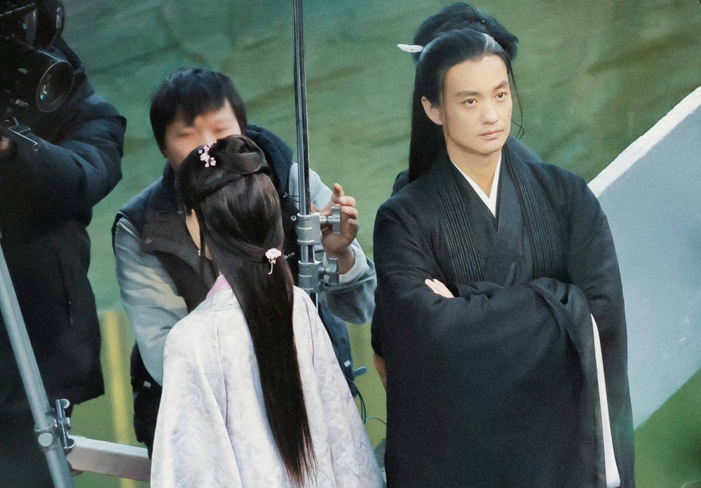 Những cặp trâu già gặm cỏ non gây ám ảnh trong phim Trung Quốc: Đôi cuối lệch nhau 33 tuổi chẳng khác gì bố con - Ảnh 4.