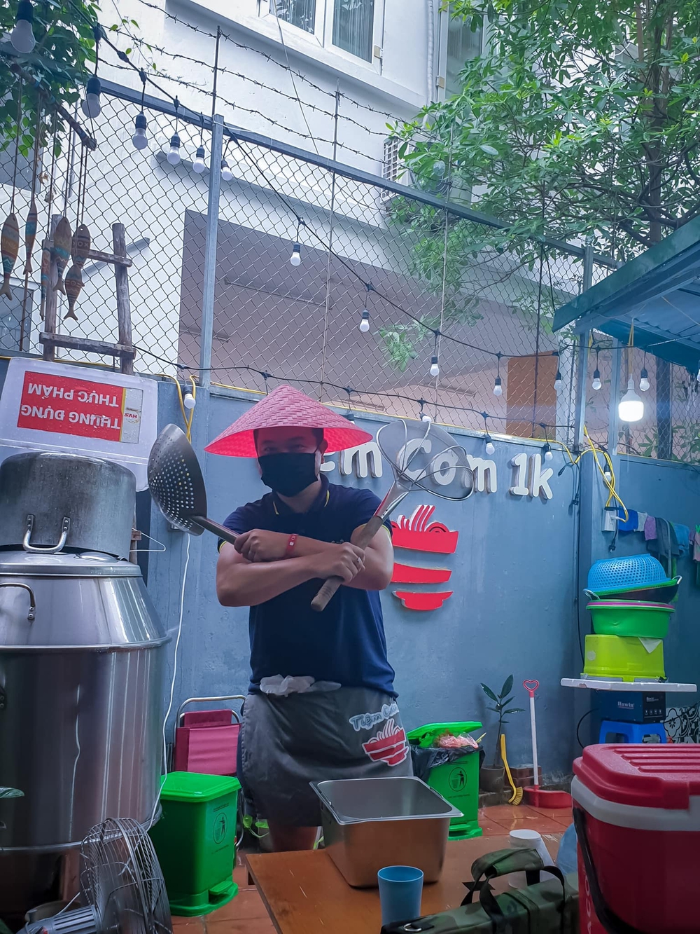 Con gái nhỏ bị ung thư qua đời, ông bố mở Tiệm cơm 1 nghìn, nấu đủ món ngon tặng trẻ bệnh K