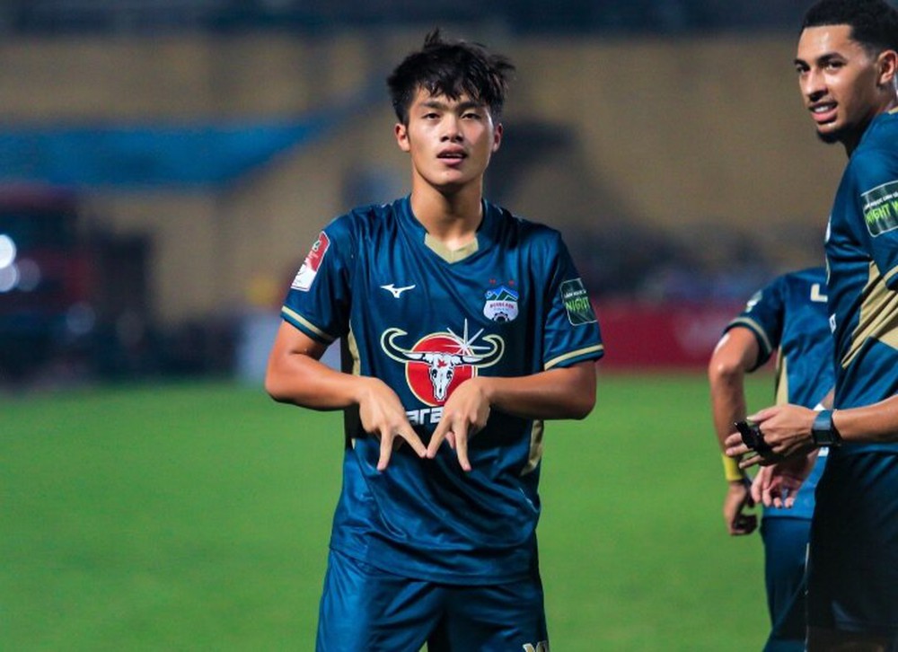 Ghi bàn đầu tiên ở V-League, sao trẻ HAGL được thưởng nóng - Ảnh 2.