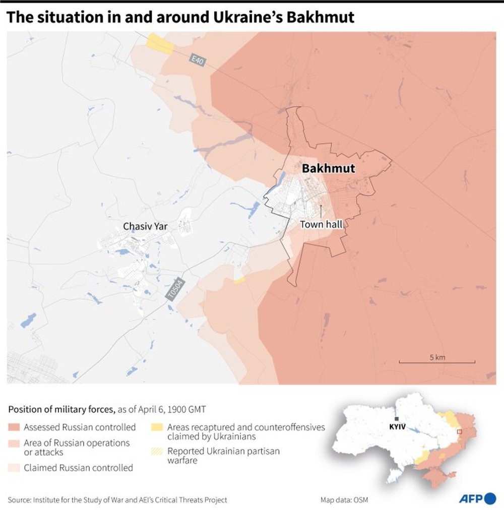 Lực lượng Ukraine ở Bakhmut đứng trước nguy cơ mất đường tiếp viện - Ảnh 3.