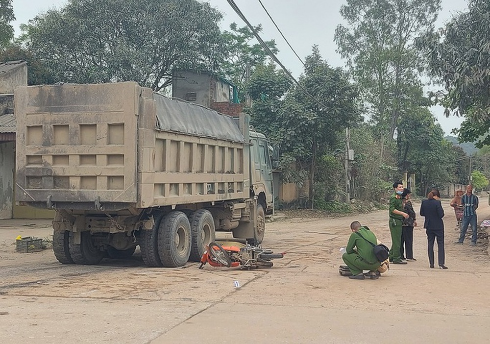 Va chạm xe hổ vồ, 3 nam sinh đi xe máy thương vong - Ảnh 1.