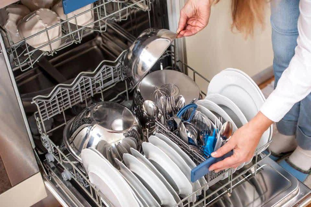 6 lý do có thể khiến bát đĩa bẩn hơn dù bạn đang dùng máy rửa bát - Ảnh 3.