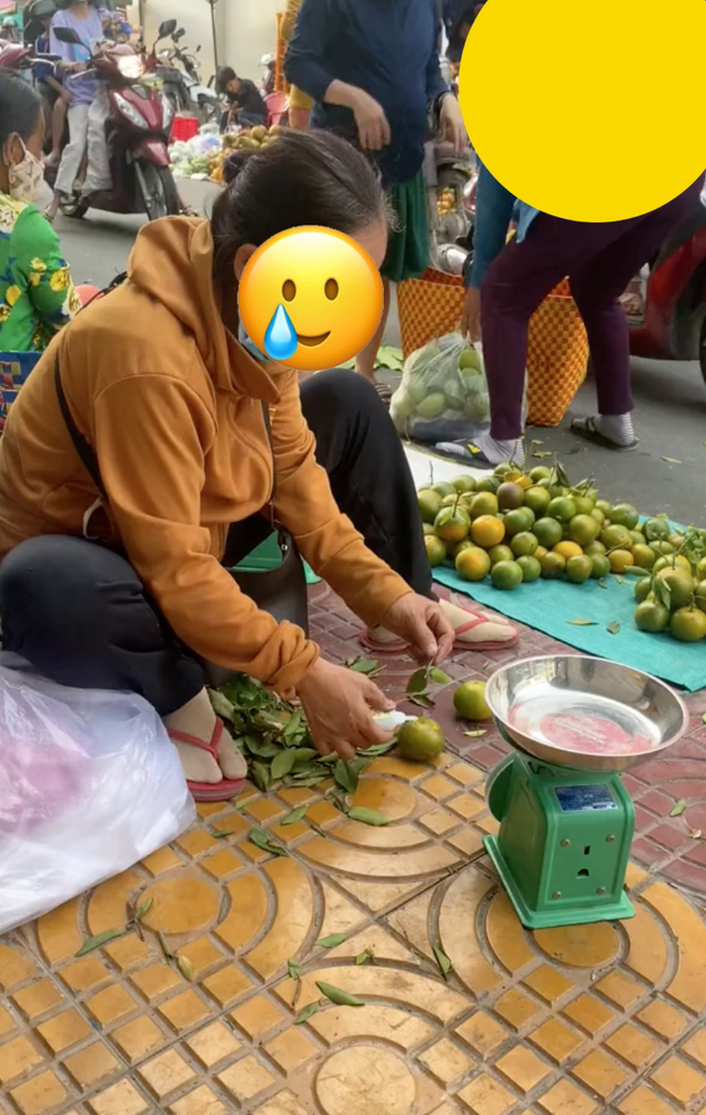 Cảnh tượng dùng keo dán cuống hoa quả ở chợ gây tranh cãi: Dán cho đẹp hay đang lừa dối khách hàng?