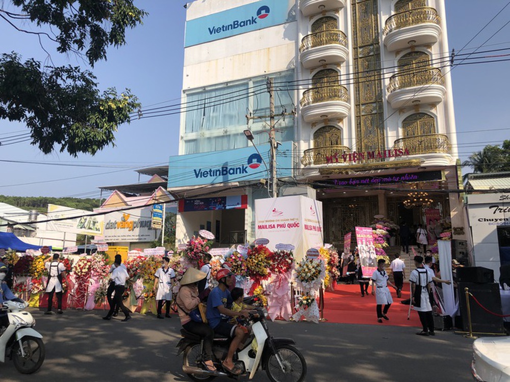 Phú Quốc kẹt xe gần 2 km vì đại gia “bao đường” khai trương thẩm mỹ viện - Ảnh 1.