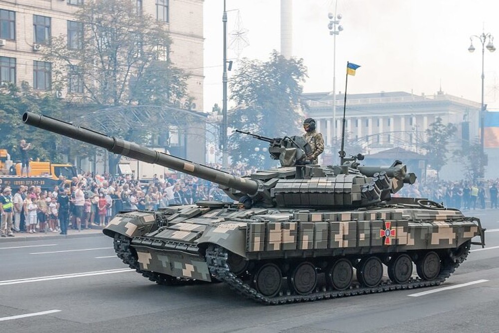 Ba Lan thành lập trung tâm sửa chữa T-64 và Leopard cho Ukraine - Ảnh 2.