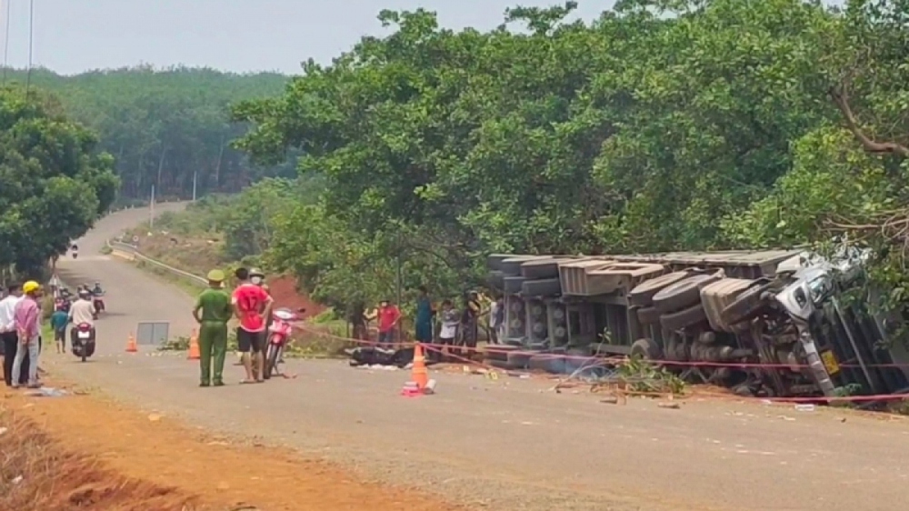 Hai bà cháu bị xe container tông tử vong - Ảnh 2.