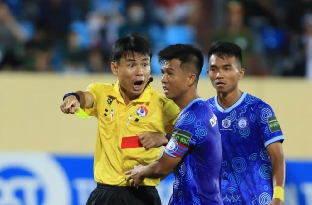 Trọng tài Việt mắc lỗi liên tục từ giải Hạng Nhất đến V-League - Ảnh 2.