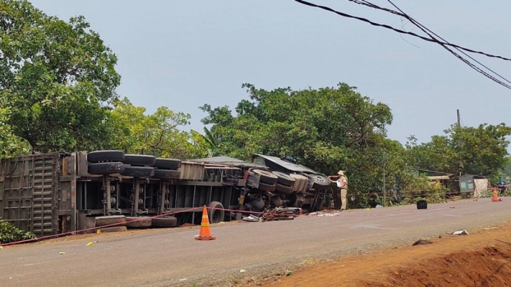 Hai bà cháu bị xe container tông tử vong - Ảnh 1.