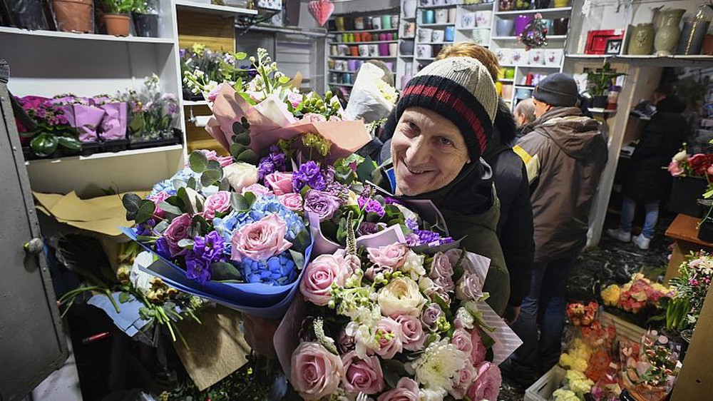 Một mặt hàng của EU vẫn ùn ùn đổ bộ thủ đô của Nga: Thương lái hái ra tiền bất chấp mọi lệnh trừng phạt - Ảnh 1.