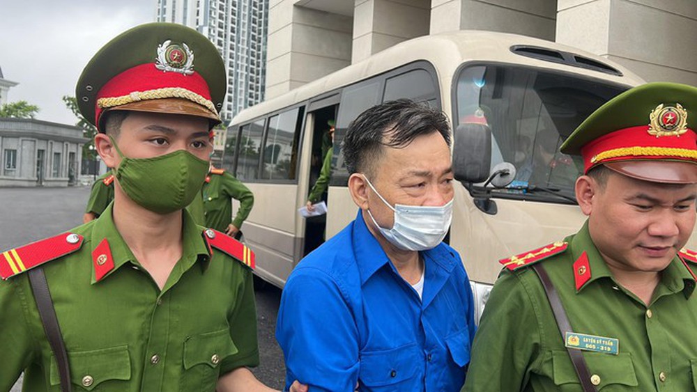 CLIP: Cựu chủ tịch, phó chủ tịch UBND Bình Thuận mặc áo xanh, đi dép lê tới tòa - Ảnh 2.