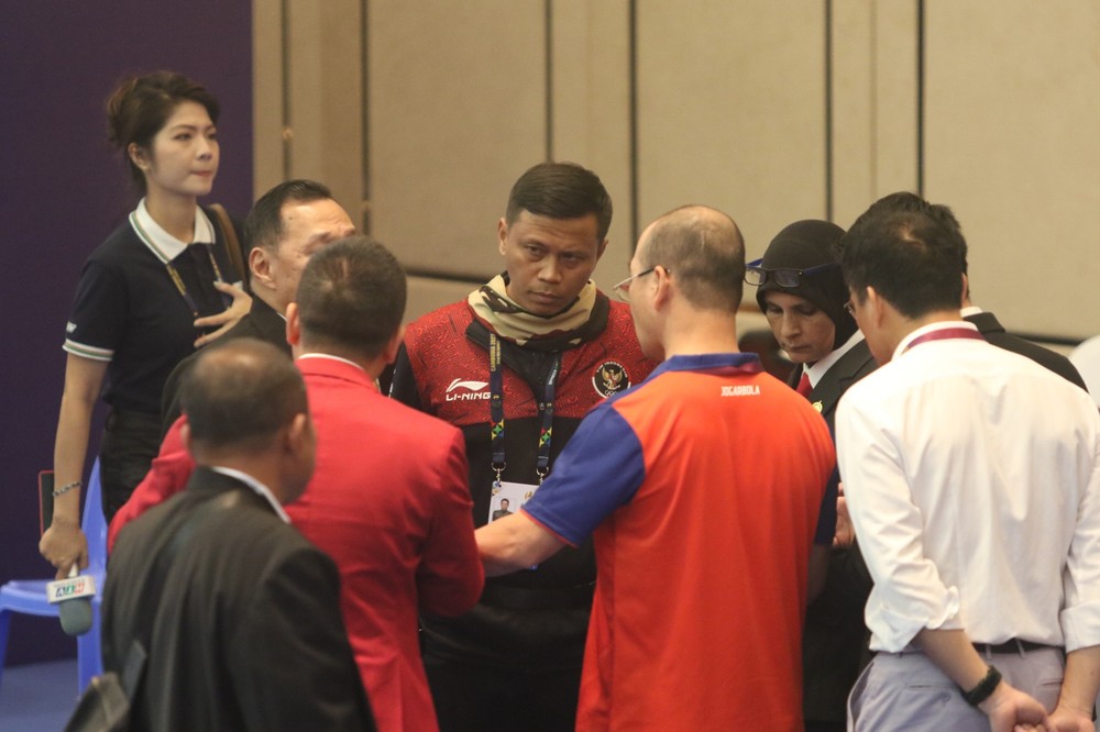 Bị xử thua VĐV Việt Nam, võ sĩ Indonesia vẫn được trao HCV SEA Games sau vụ tranh cãi ồn ào - Ảnh 2.