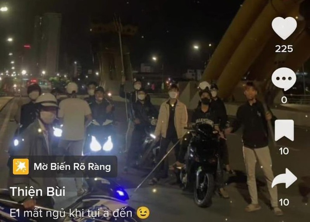 Xử lý nhóm người mang dao phóng lợn check-in tại cầu Rồng, Đà Nẵng - Ảnh 1.