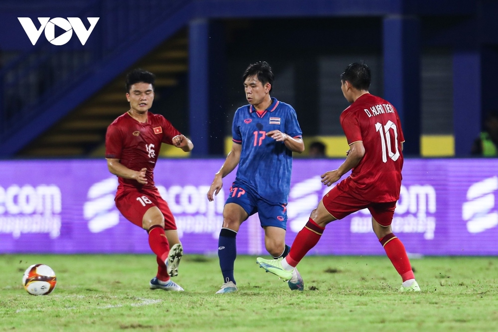 TRỰC TIẾP U22 Việt Nam 0 - 1 U22 Thái Lan: Pha trượt chân tai hại - Ảnh 2.