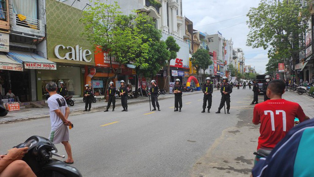 Hàng chục cảnh sát xuất hiện trước nhà trùm giang hồ Tuấn thần đèn ở Thanh Hóa - Ảnh 5.
