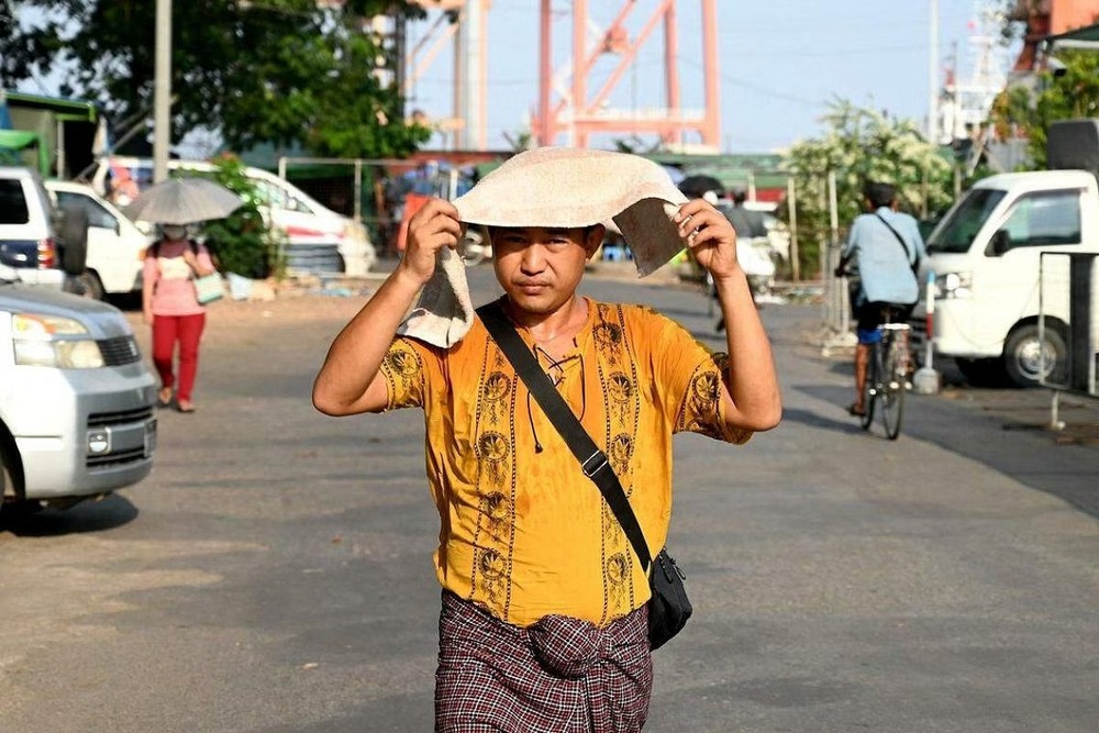 Chùm ảnh nắng nóng thiêu đốt các quốc gia châu Á: Tìm mọi cách để chống chọi với thời tiết khắc nghiệt, trẻ nhỏ cũng phải chịu chung số phận như người lớn - Ảnh 14.