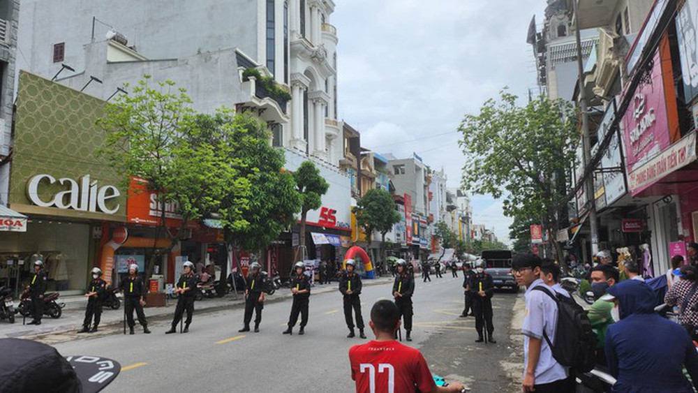 Hàng chục cảnh sát xuất hiện trước nhà trùm giang hồ Tuấn thần đèn ở Thanh Hóa - Ảnh 4.