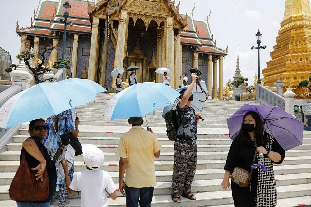 Chùm ảnh nắng nóng thiêu đốt các quốc gia châu Á: Tìm mọi cách để chống chọi với thời tiết khắc nghiệt, trẻ nhỏ cũng phải chịu chung số phận như người lớn - Ảnh 13.